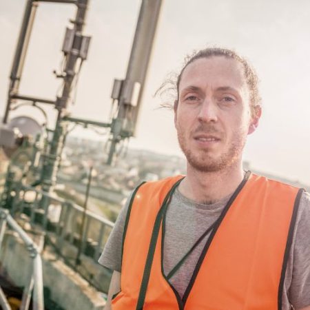 técnico de naranja con fondo de instalaciones antenas